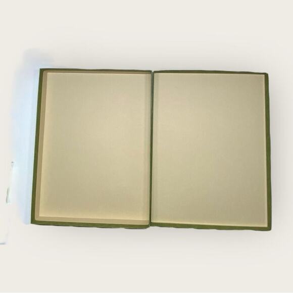 GUC | Gucci | Storage/Gift Box w/ 2 Ribbons | Green | W12 x H15 x D2 inch - Picture 6 of 11